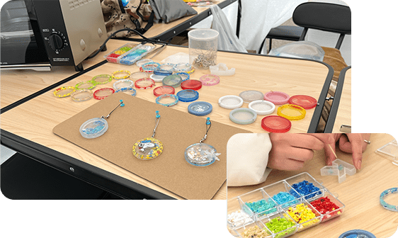 リサイクル→使わなくなったものを材料として再利用する　アップサイクル→使わなくなったものにデザイン・アイデアをプラスしてより価値ある製品を生み出す